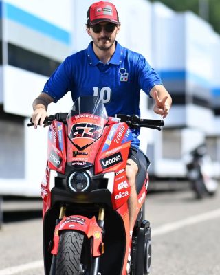 Jezděte stylově se Silence S01+ jako mistři světa #63 Francesco Bagnaia a #93 Marc Márquez 🔥 Tak brzy se vidíme i na...