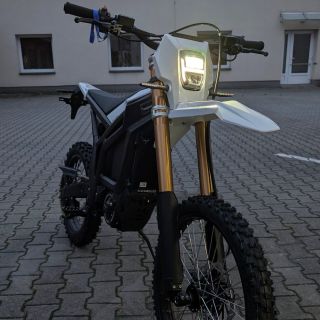 ‼️Je to TADY‼️ S nadšením oznamujeme, že máme tu možnost jako dopřát první HOMOLOGOVANÉ Talarie Komoda L3e ve střední...