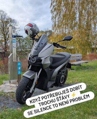 ✅ Stačí kabel pod sedlem, nabíječku má vždy s sebou a dobít se dá na různých místech.